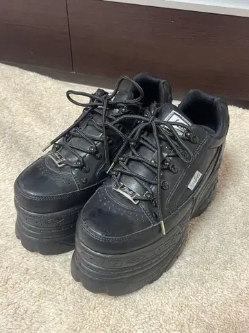 YOSUKE 통굽 스니커즈 블랙