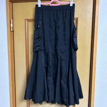 블랙 플레어 스커트 사이드 포켓 포함