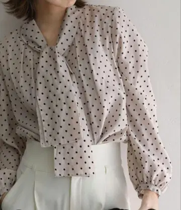 라토타리테 시어 도트 보타이 블라우스 베이지