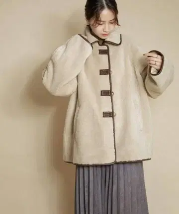 KBF 파이핑 보아 코트 베이지