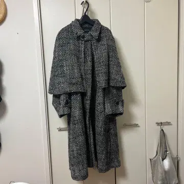 MAISON SPECIAL 롱 케이프 코트 블랙 화이트