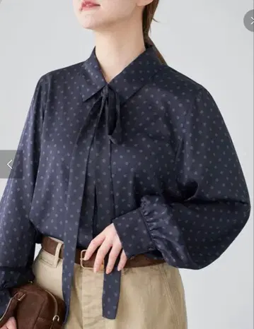 IENA 새틴 도트 타이 블라우스