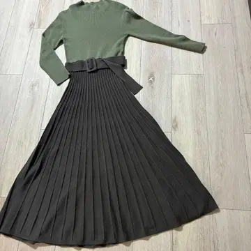올리브 그린 니트 플리츠 원피스