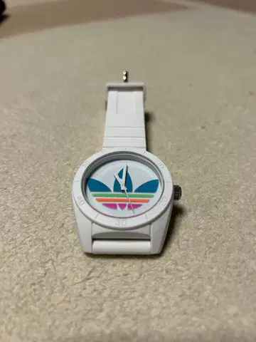 adidas 컬러풀 다이얼 화이트 시계