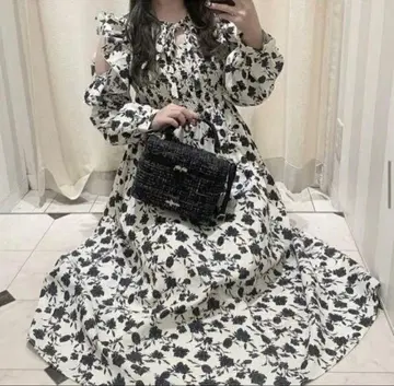 Evelyn 프릴 부착 화이트 블랙 플라워 무늬 맥시 드레스