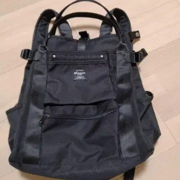 심플한 블랙 백팩