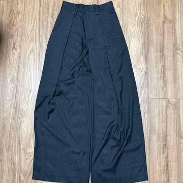 CS 스트라이프 크로스 턱 드레이프 슬랙스 블랙