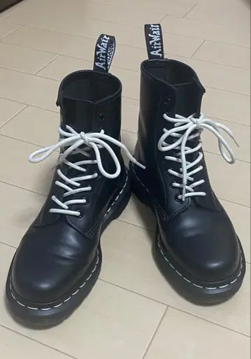 닥터마틴 1460 화이트 스티치 8홀 부츠