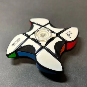 루빅스 큐브와 핸드 스피너의 하이브리드 EDC 피젯 토이