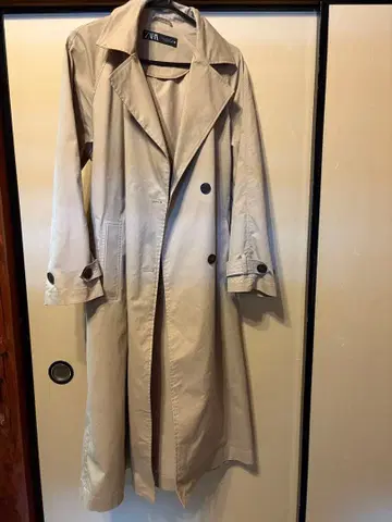 베이지 트렌치코트 허리 리본 포함