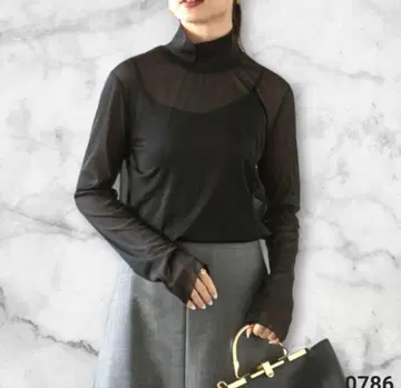 새상품급 착용 횟수 1회 Noble 노블 시어 하이넥 상의 블랙