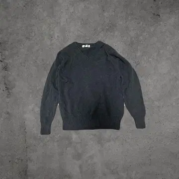 다크 그레이 V넥 니트 CHRYSBONNE