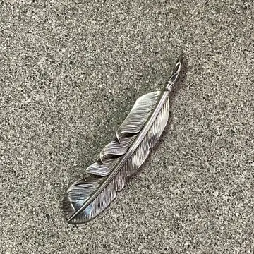 더 플랫 헤드 러프 페더 라지 라이트 넥클레스 탑