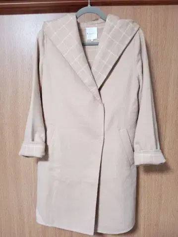 쿠미쿄쿠 후드 부착 베이지 코트