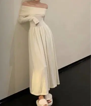 오프숄더 화이트 니트 원피스