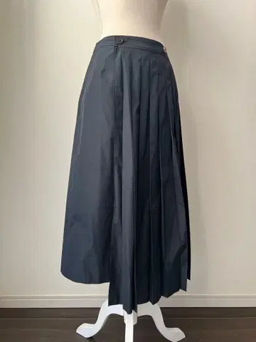 비이팅하트 수입 비대칭 타프타 플리츠 스커트