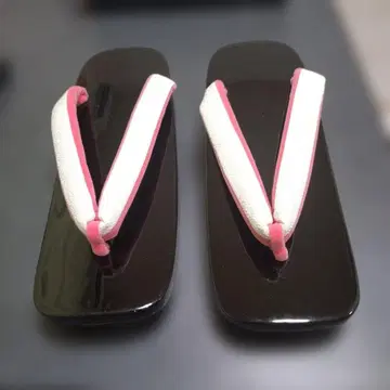 일본 나막신 화이트와 핑크 플라스틱 밑창 한큐