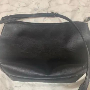 GUSCIO 쿠션 디자인 블랙 숄더백 천연 가죽