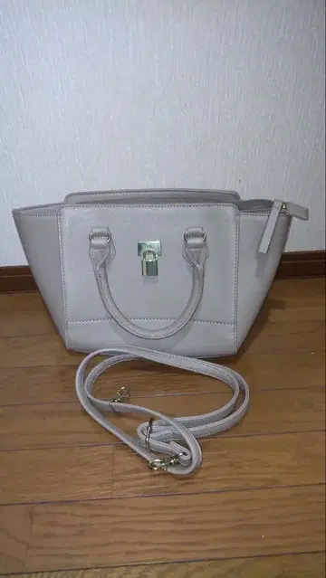 베이지 박스형 핸드백