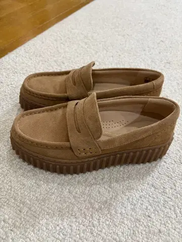 클락스 베이지 스웨이드 로퍼 23cm