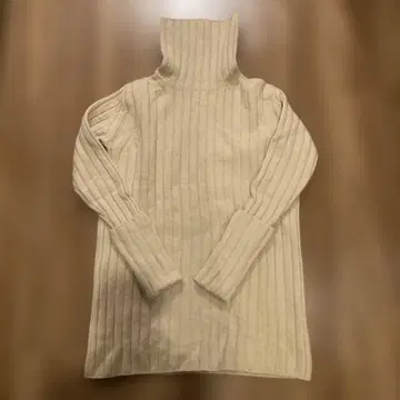 아이보리 리브 터틀넥 스웨터