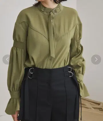 UNITED TOKYO 셔링 슬리브 블라우스