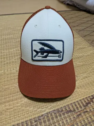 파타고니아 메쉬 캡 트래커 캡 플라잉 피쉬