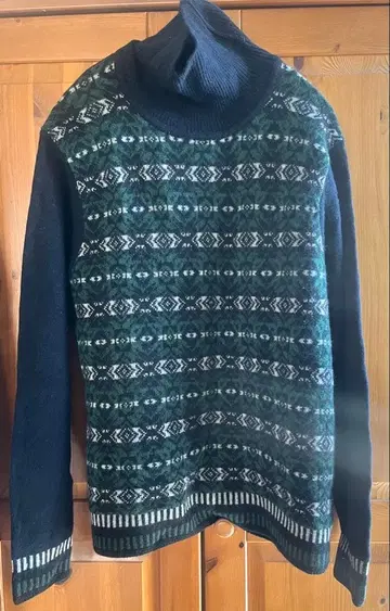 유니클로 x JW ANDERSON 노르딕 무늬 터틀넥 니트 L 사이즈