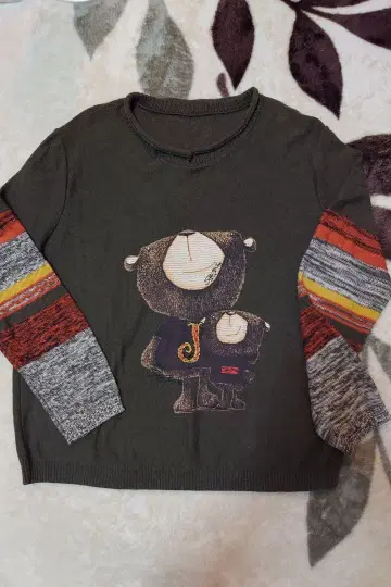 곰 프린트 올리브 그린 니트 스웨터