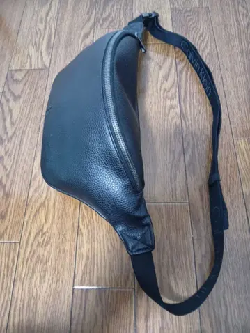 캘빈 클라인 블랙 바디백 우먼