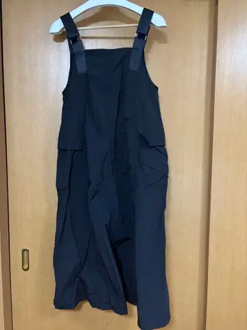 Blue Strive 블랙 오버롤 스커트 양쪽 사이드 포켓 포함