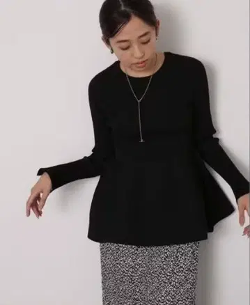 [택 포함 새상품] 내추럴 뷰티 베이직 페플럼 형태 니트 23AW