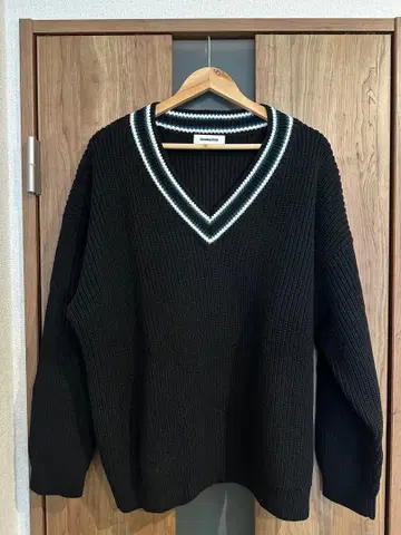 [ 새상품급 ] monkey time 블랙 V넥 니트 S 사이즈