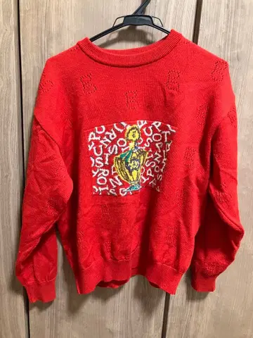 빨간색 자수 크루넥 스웨터