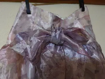 연보라 꽃무늬 리본 포함 플레어 스커트