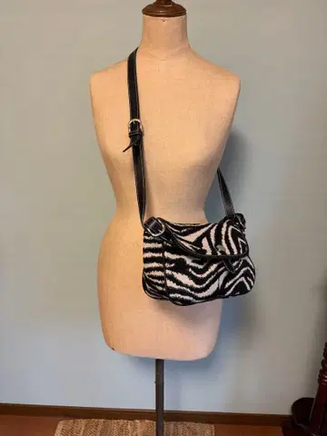 A VACATION 제브라 패턴 숄더백
