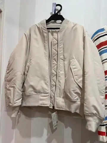 아이보리 봄버 자켓