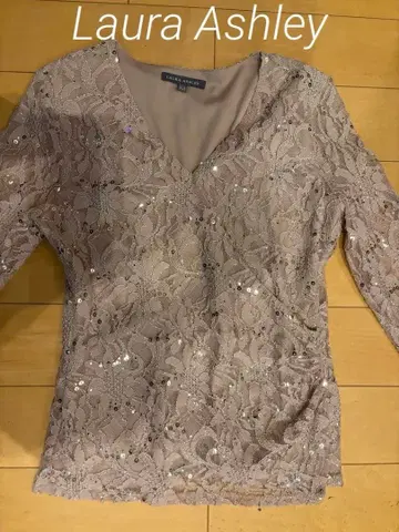 베이지 레이스 비쥬 V넥 긴팔