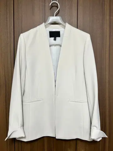 화이트 노카라 자켓 iCB