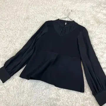 앤드에뮤 이소재 절개 시스루 드레이프감 소매 페플럼 풀오버 플레어 블랙