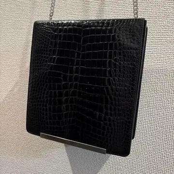 블랙 에나멜 가죽 크로커다일 패턴 숄더백