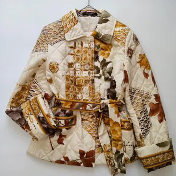 새상품급 레오나르 실크 꽃무늬 벨트 포함 충전솜 자켓 숏 코트