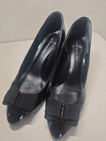 [새상품급] ANTERINA 블랙 에나멜 펌프스 리본 포함