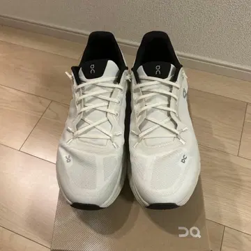 On Cloudstratus 화이트 스니커즈