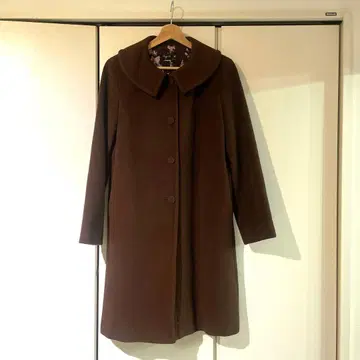 아녜스 베 브라운 코트