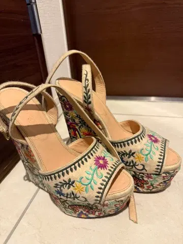 세르지오 로시 자수 디자인 웨지 샌들