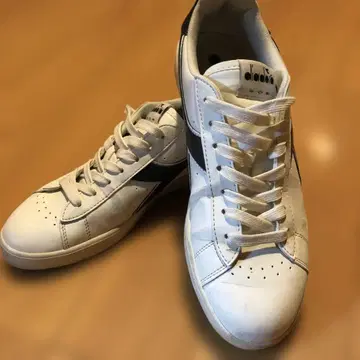 diadora 화이트/블랙 스니커즈