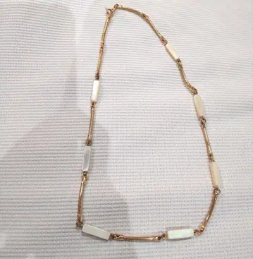 골드와 화이트의 빈티지 롱 목걸이