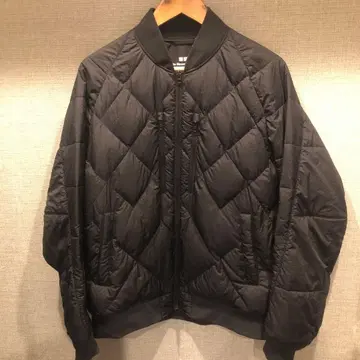 유니클로 화이트 마운티니어링 리사이클 하이브리드 다운