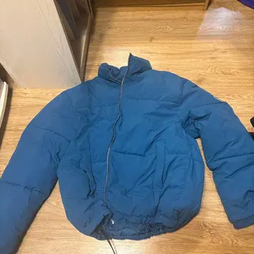 파란색 다운 자켓 패치 로고 포함